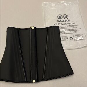 Selena’s Persica Tummy Control Shaper Size S-NWT